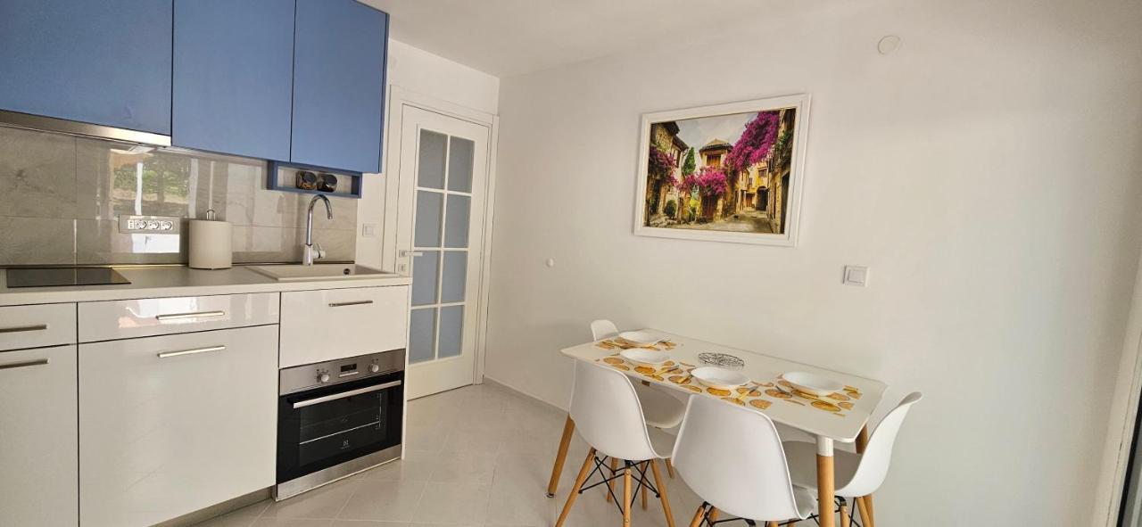 Sea View Apartment Aria Petrovac Bagian luar foto